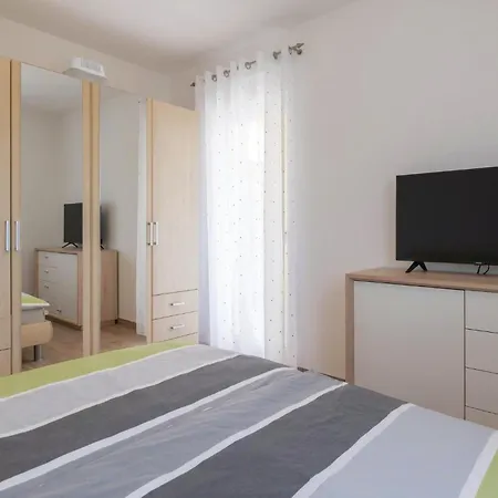 3 Bedroom Awesome In Liznjan