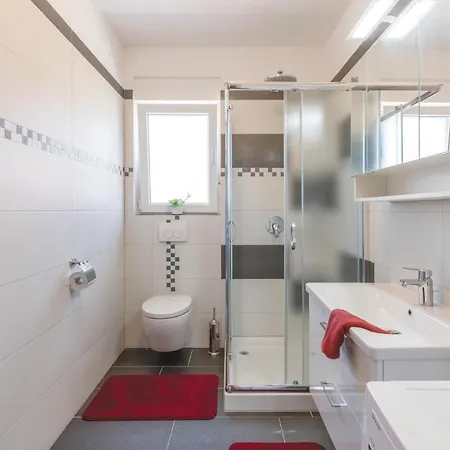 3 Bedroom Awesome In Liznjan